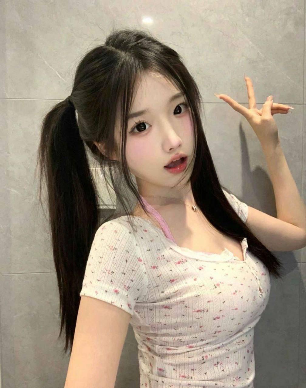 热茶中的冷智慧，茶韵与言谈的交融